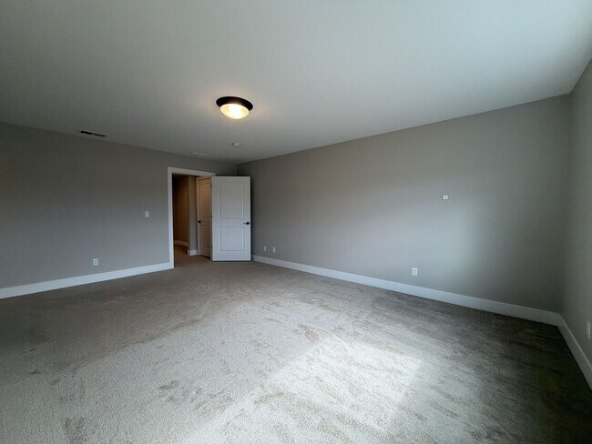 Building Photo - 12425 SW Silvertip St