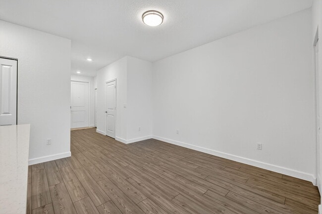 Building Photo - 303 SE Crossoak Ln