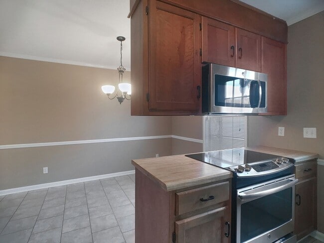 Building Photo - 1605 Hackberry Ln