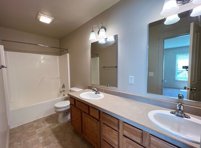 Building Photo - Mid-Term Unfurnished, 3 Bed 2.5 Bath Condo