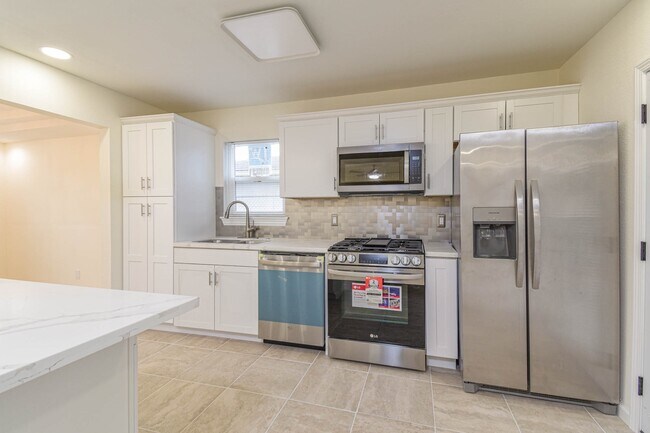 Building Photo - 5003 Denoron Dr