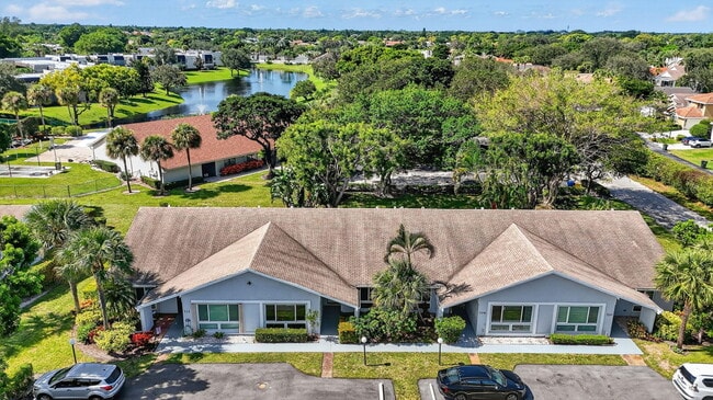 Building Photo - 708 Lago Rd