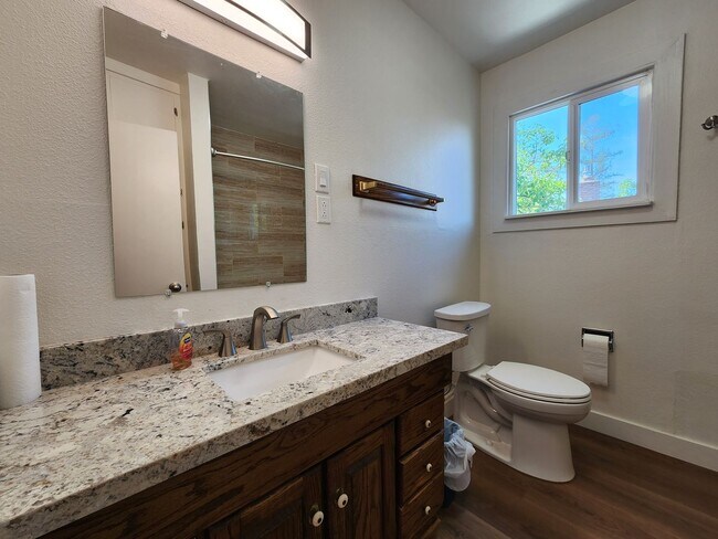 Building Photo - 3 Bedroom Home in NW Santa Rosa