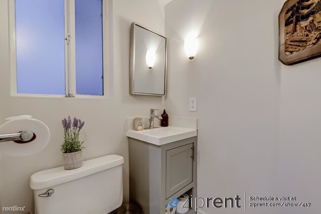 Building Photo - 1 br, 1.5 bath Triplex - 17363 Park Ave, G...