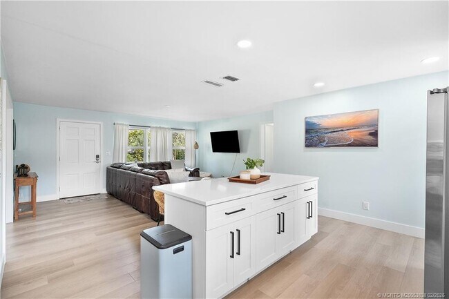 Building Photo - 901 E Madison Ave