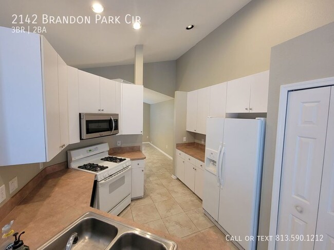 Building Photo - 2142 Brandon Park Cir