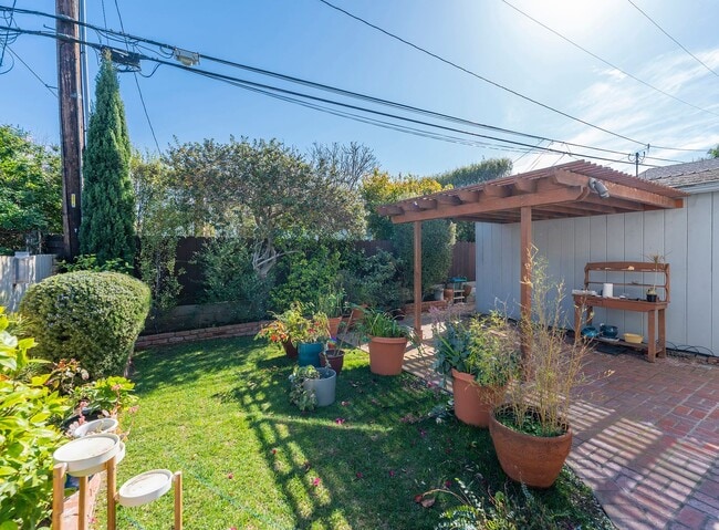 Building Photo - Warm & Inviting Manhattan Beach Rental Home!