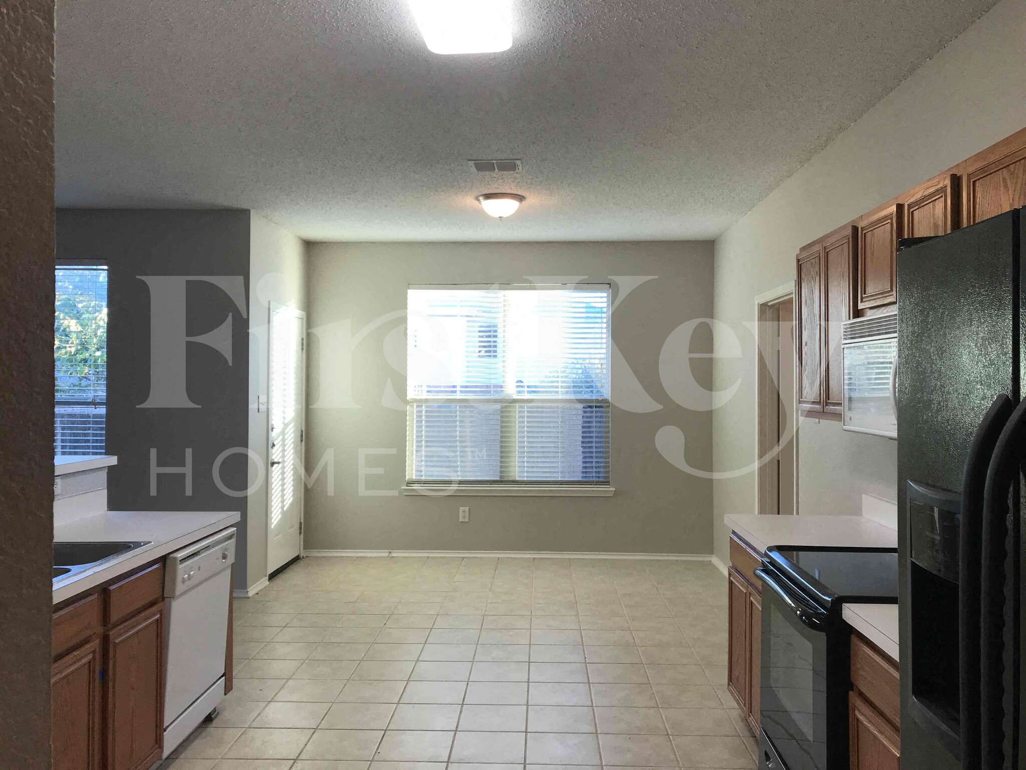 Building Photo - 429 W Clover Park Dr