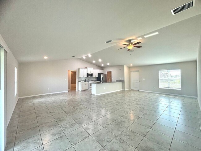 Building Photo - Spacious & Modern 3 Bed, 2 Bath in NW Cape...