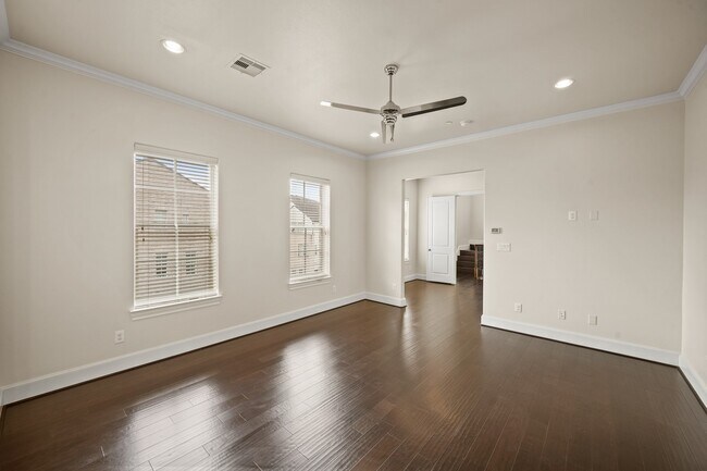 Building Photo - 2003 Covent Garden Station