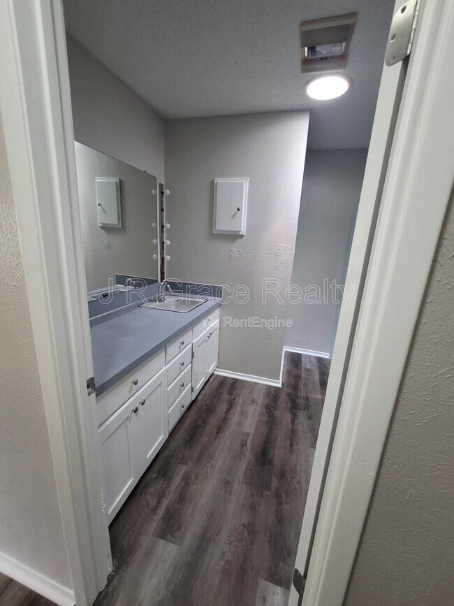 Building Photo - 2225 Charboneau Dr