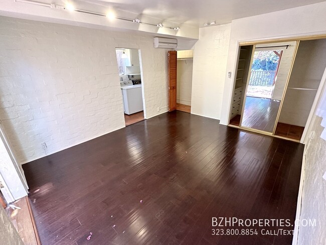 Building Photo - Charming 2Bed 2bath In Hollywood Hills