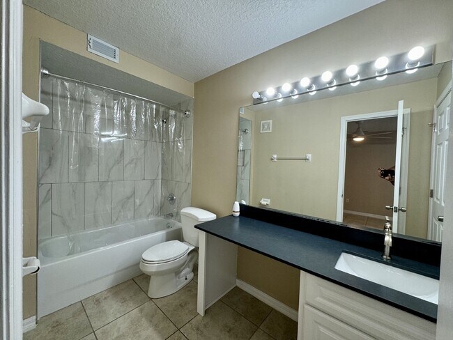 Building Photo - 1-Bedroom Apartment in Davenport