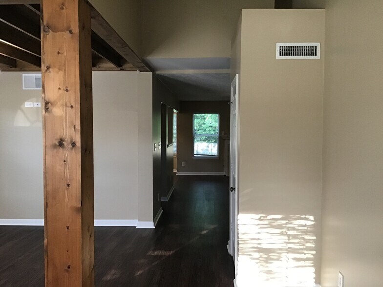 Building Photo - 1196 River Ridge Dr