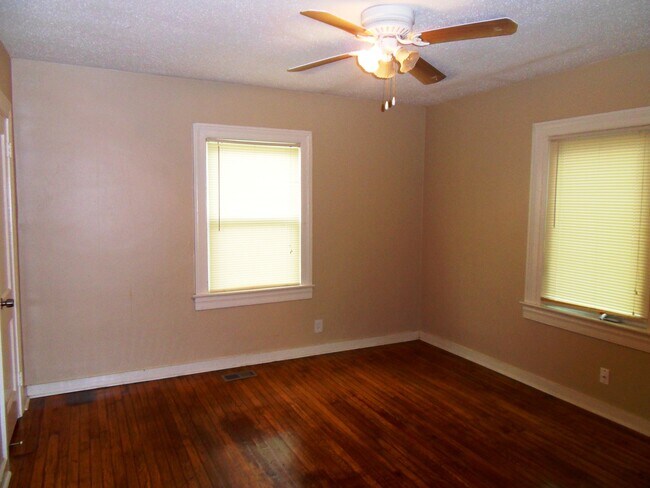 Building Photo - 583 Colonial Cir SE