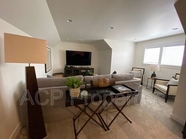 Building Photo - 1285 Salix Ln