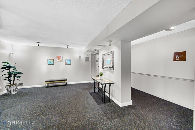 Building Photo - 111 S Baybrook Dr