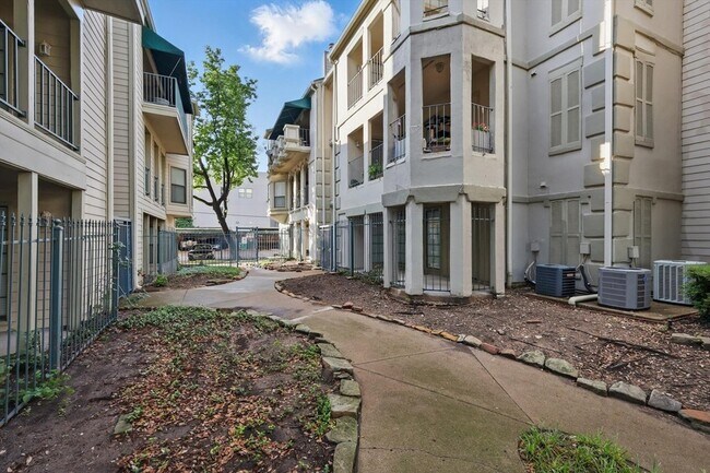 Building Photo - 3105 San Jacinto St