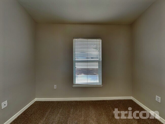 Building Photo - 1420 Shorewood Dr