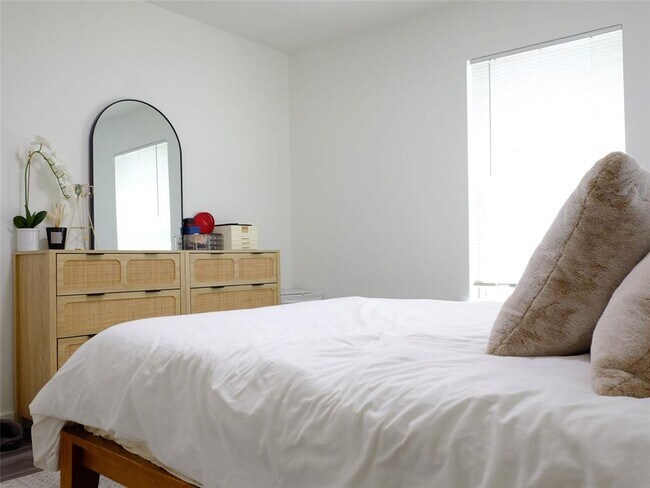 Building Photo - 1401 Marcus Pl