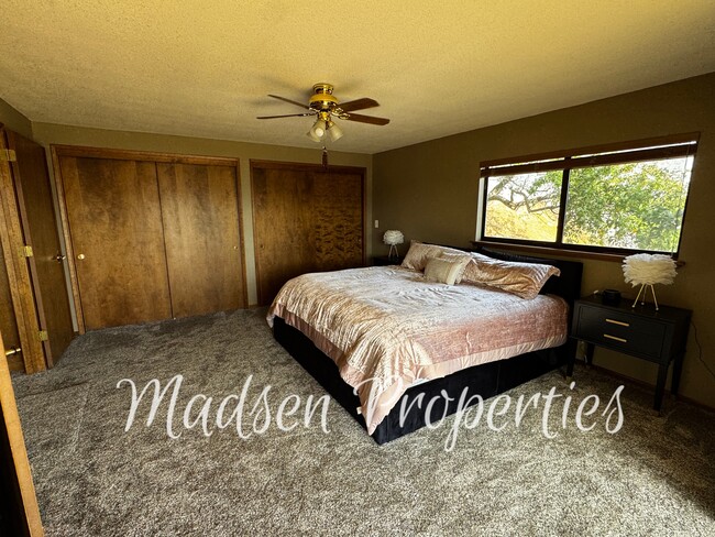 Building Photo - 6367 Woodman Dr