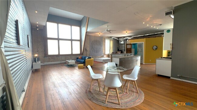 Building Photo - 103 W Walnut St