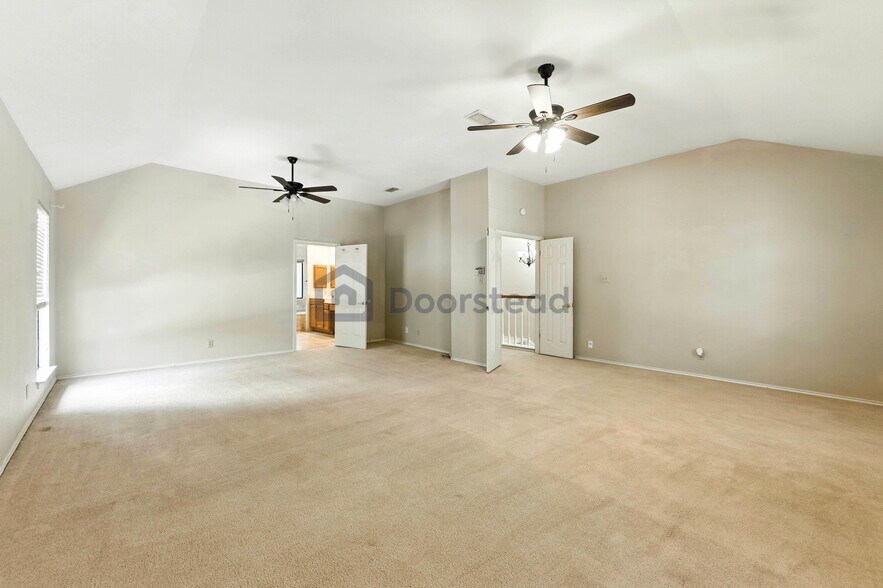 Building Photo - 2326 Oak Castle