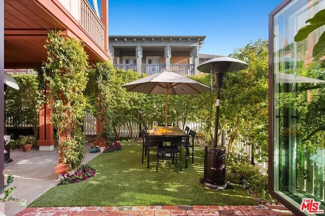 Building Photo - 2584 Bungalow Pl