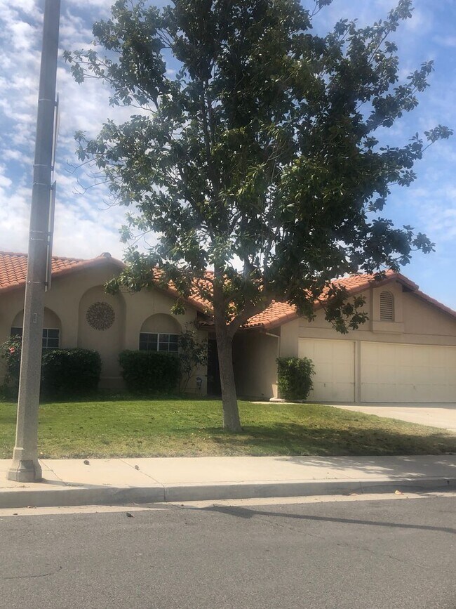 Primary Photo - Newly renovated 4 bedroom in canyon crest!