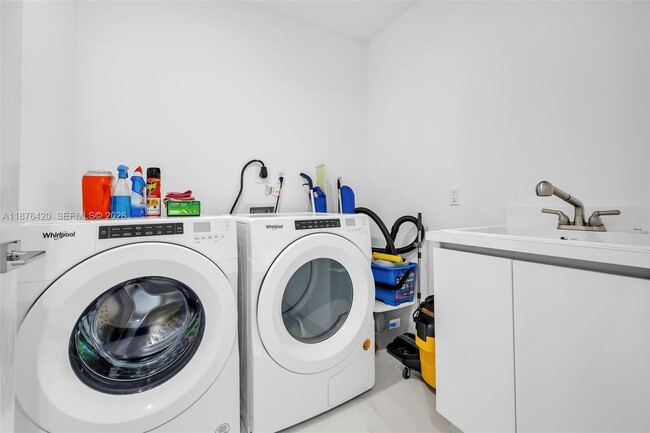 Building Photo - 17550 Collins Ave