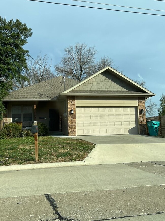 Building Photo - 3 Bed 3 Bath Home