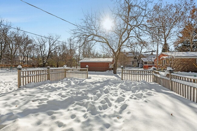 Building Photo - 28 E 55th St