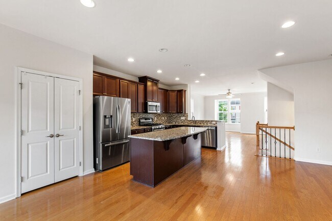 Building Photo - Beautifully Maintained 4BR/3.5BA End-Unit ...