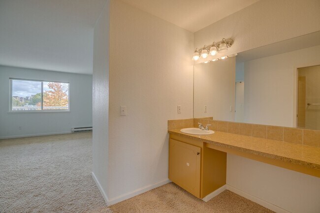 Building Photo - Downtown Mercer Island Condo Available Now!
