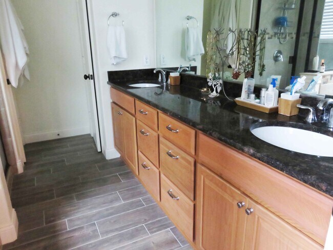 master onsuite - 508 Sang Saloon Rd