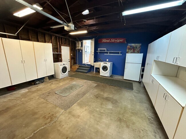 Building Photo - Large 3BD/2BA w/ Private Backyard!