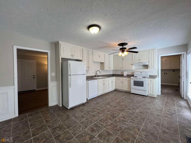 Building Photo - 2032 Robin Cir