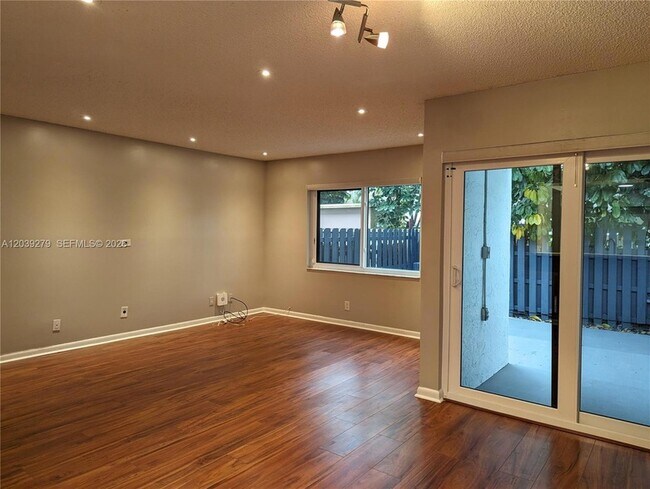 Building Photo - 3446 Oak Dr