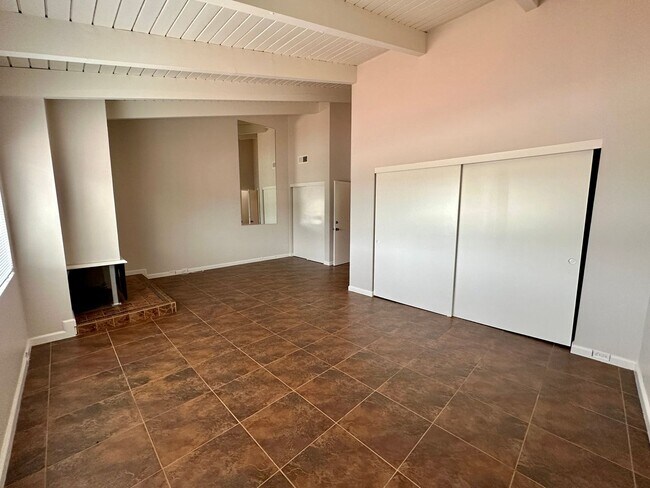 Building Photo - 3266 Loma Riviera Dr