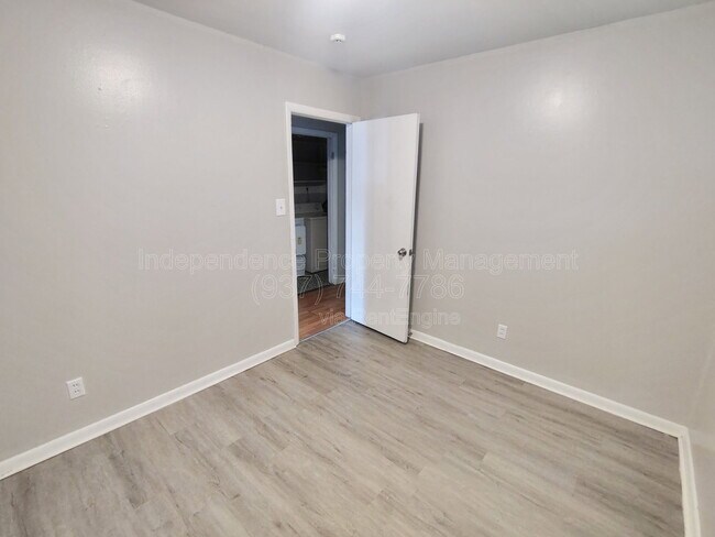 Building Photo - 2210 Woodlawn Ave
