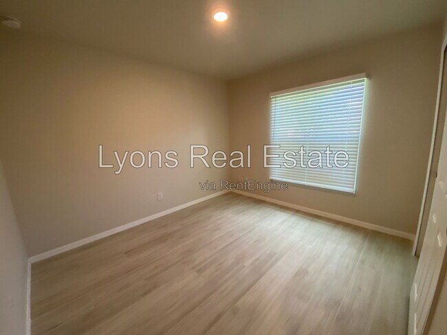 Building Photo - 10499 Pendleton Ave