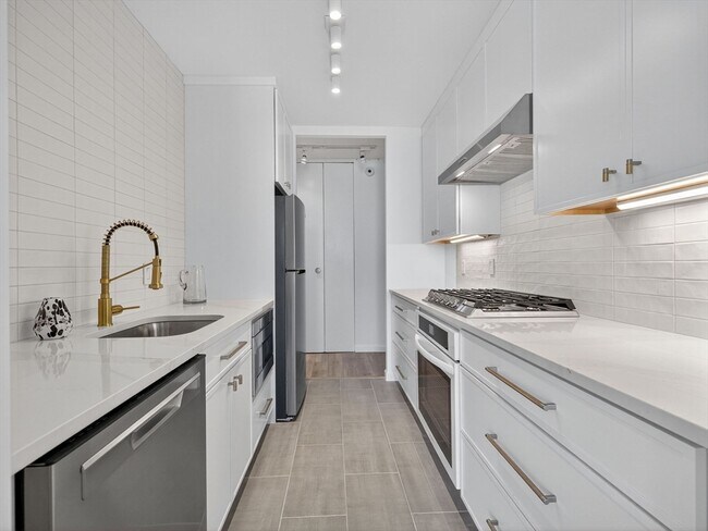 Building Photo - 65 E India Row