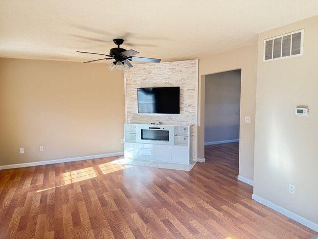 Building Photo - Beautiful 3B 2.5 bathroom townhouse in Normal