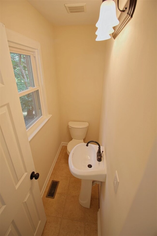 Building Photo - Beautiful 3 bed, 1/5 bath duplex in East R...