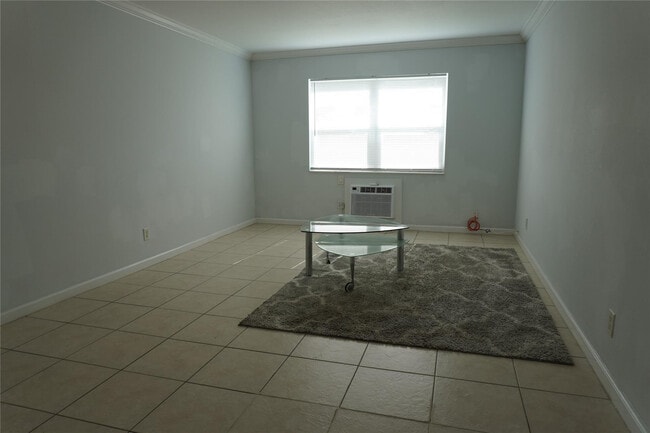 Building Photo - 1050 E Sample Rd