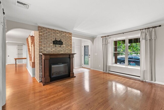Building Photo - Rare Find in Kensington South – Park Views...