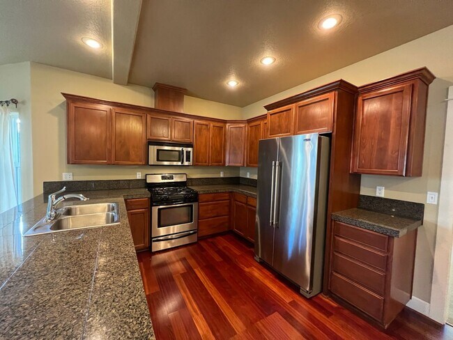 Building Photo - Application Pending - Spacious 3 Bedroom Home in Hood River
