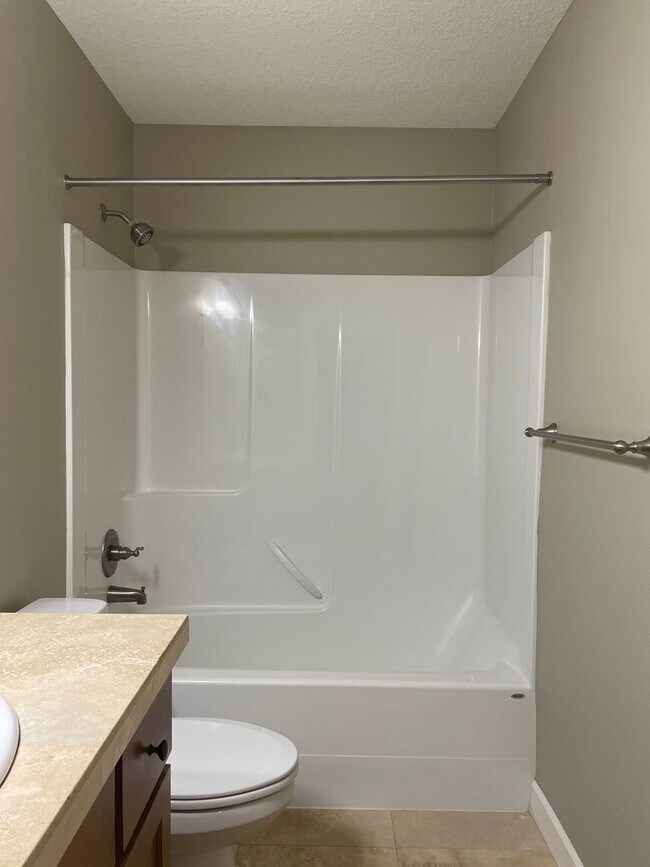 Building Photo - NEWER LUXURY Style Townhouse with a gorgeo...
