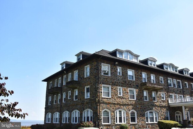 Building Photo - 300 Commerce St