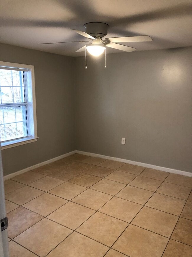 Building Photo - 2 Story Home Offering 3 bedrooms and 1 bath